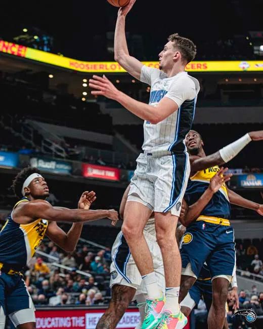 双探花60分绿军3-1骑士詹皇场边观赛加兰30+7