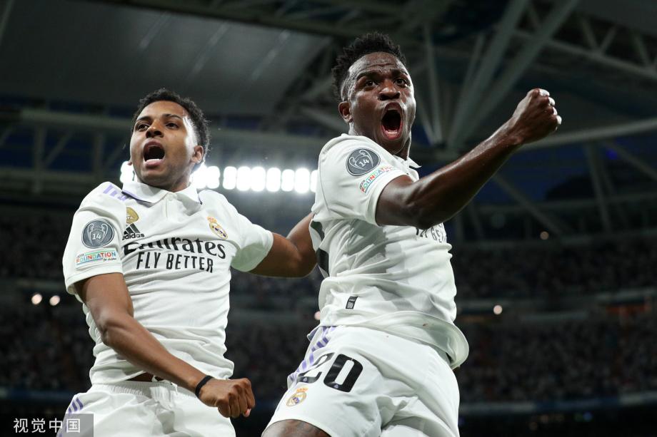 判桌上做出 判桌上做出